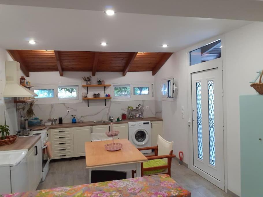 A Modern Farmhouse With Big Garden Trápeza Kültér fotó