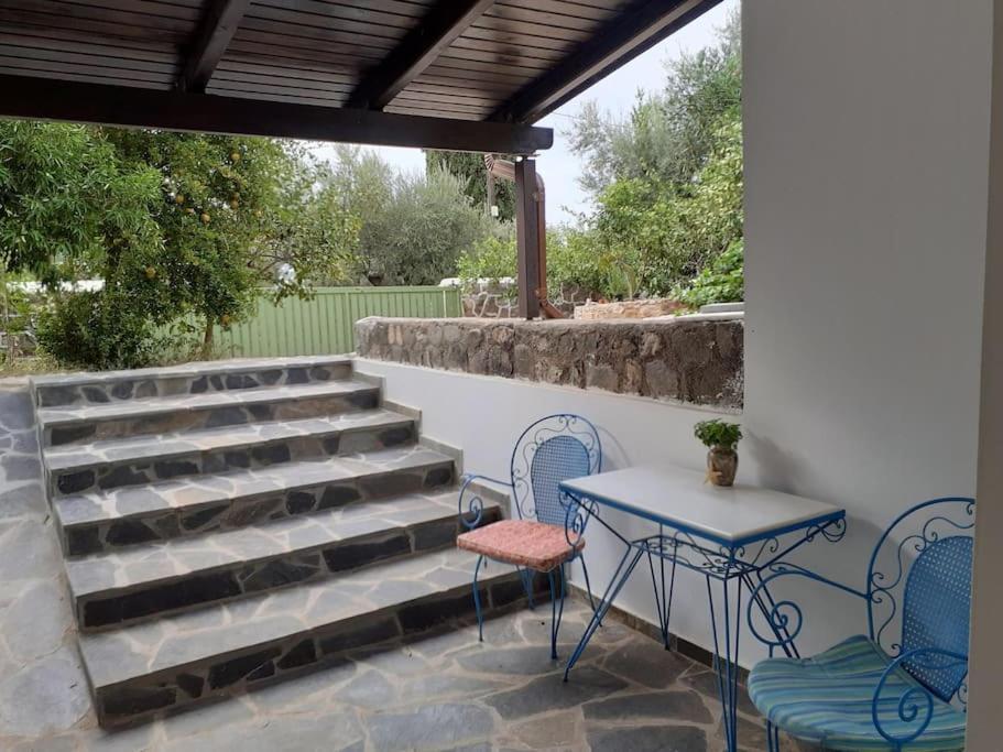 A Modern Farmhouse With Big Garden Trápeza Kültér fotó