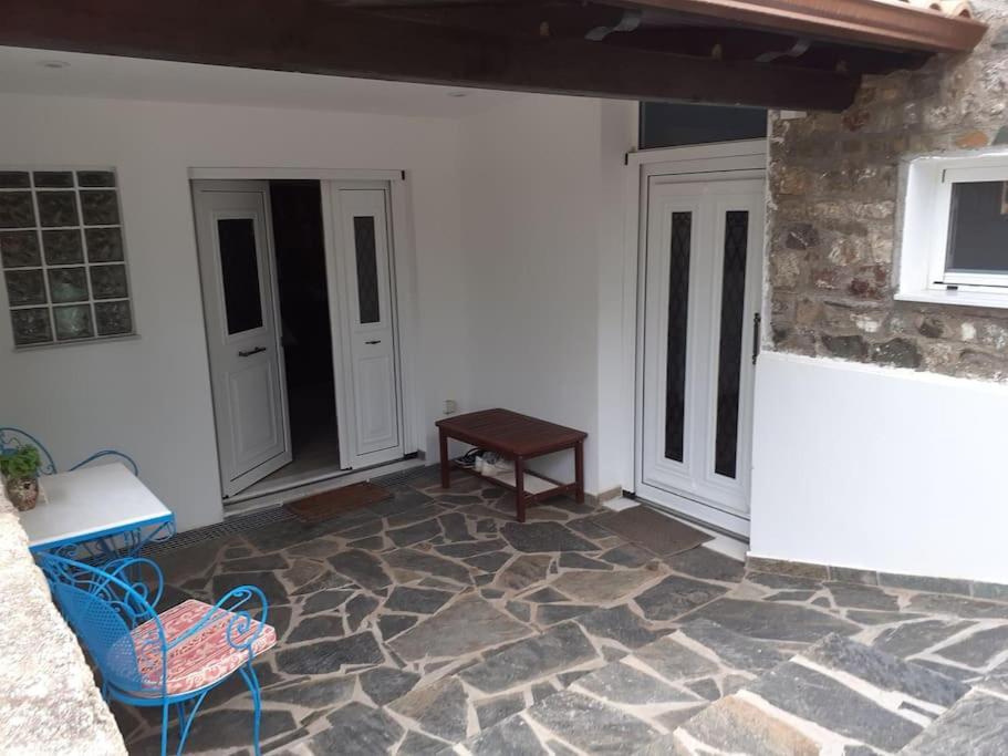 A Modern Farmhouse With Big Garden Trápeza Kültér fotó