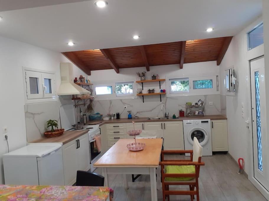 A Modern Farmhouse With Big Garden Trápeza Kültér fotó